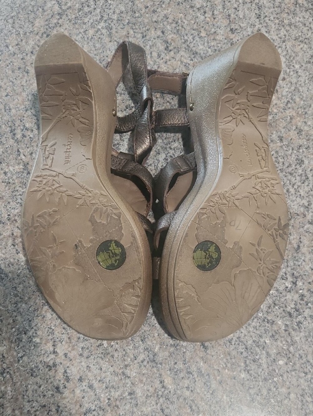 Easy Spirit Metallic Bronze T-Strap Sandals with Decorative Medallion Size 8 - Picture 3 of 7